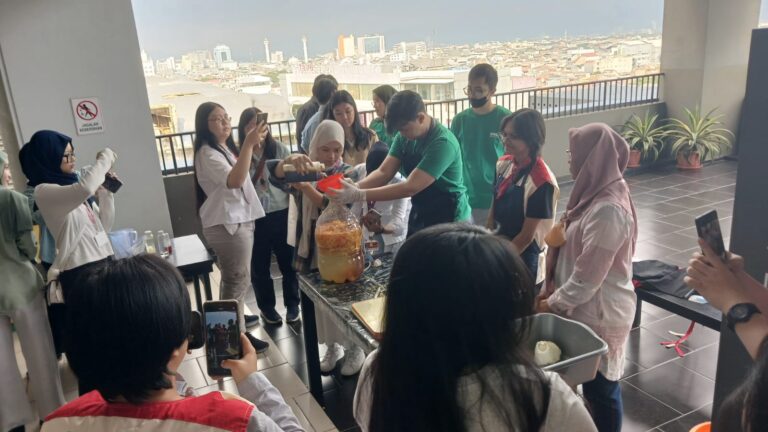 Workshop Ramah Lingkungan di BINUS Bandung: Dari Eco Enzyme hingga Sabun Alami