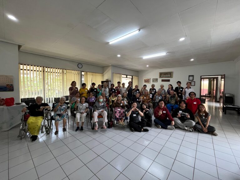 RIG SMEEI BINUS Melaksanakan Program “Gerak Bahagia untuk Oma Opa” di Wisma Pensiun Dorkas